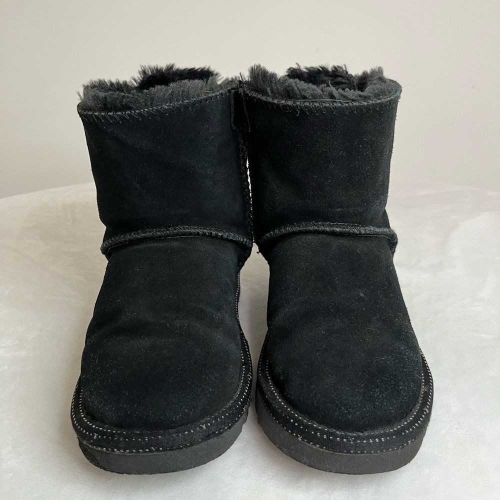 Disney Ugg’s Missing Bows on back Girls size L